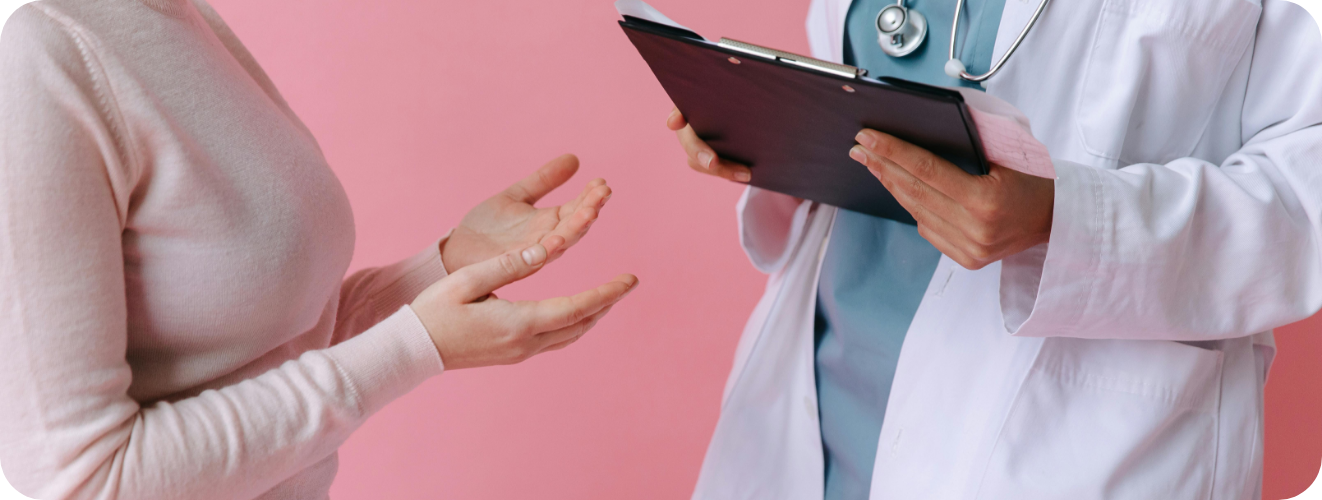 Eine Pflegefachkraft von Adelux, die eine ältere Frau zu Hause im Arm hält.